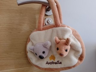 Peluche canguro con bebé y bolso