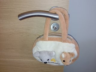 Peluche canguro con bebé y bolso