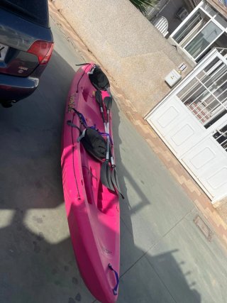 Kayak rosa con remos