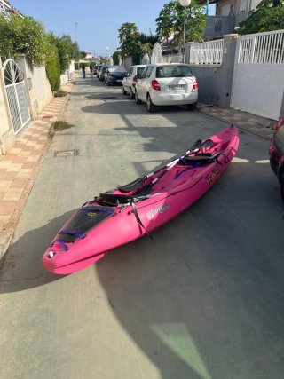 Kayak rosa con remos