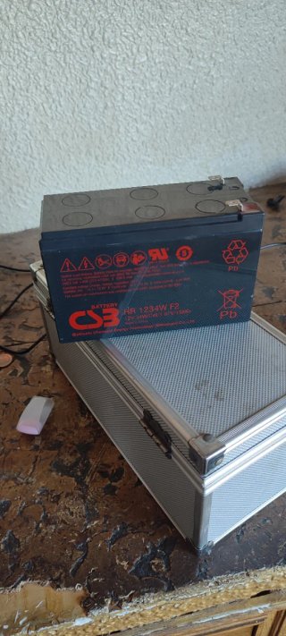 batería de plomo-ácido CSB HR 1234W F2 de 12V.