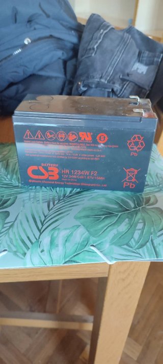 batería de plomo-ácido CSB HR 1234W F2 de 12V.