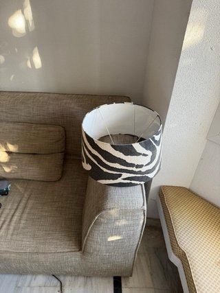 Lámpara de pie con pantalla cebra