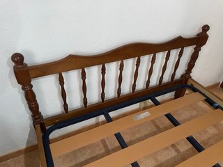 Cama de madera con somier