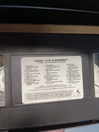lote 6 VHS, musicales, Queen live at, live it...