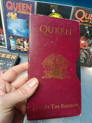 lote 6 VHS, musicales, Queen live at, live it...