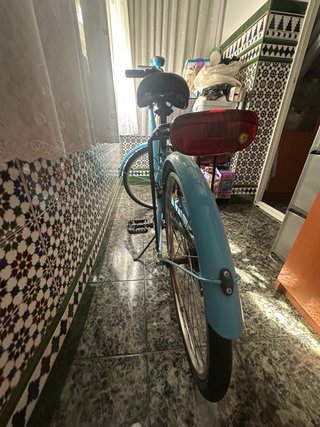 Bicicleta urbana azul con cesta