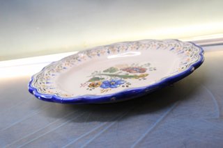 Cerámica Puente del Arzobispo, plato de castañuelas. Firmado M. Álvarez.