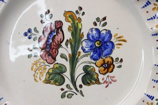 Cerámica Puente del Arzobispo, plato de castañuelas. Firmado M. Álvarez.