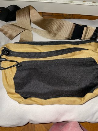 Riñonera nueva beige y negra sin usar ni una vez