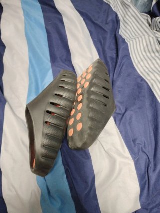 Chanclas negras con interior naranja