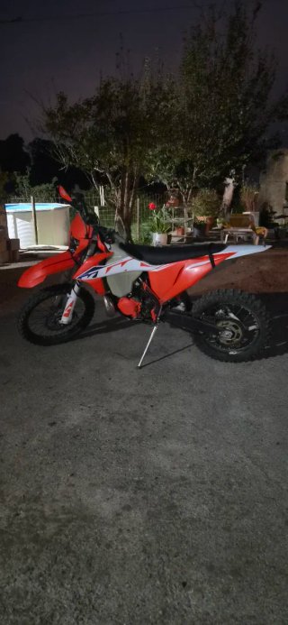 Moto Enduro Naranja y Blanca