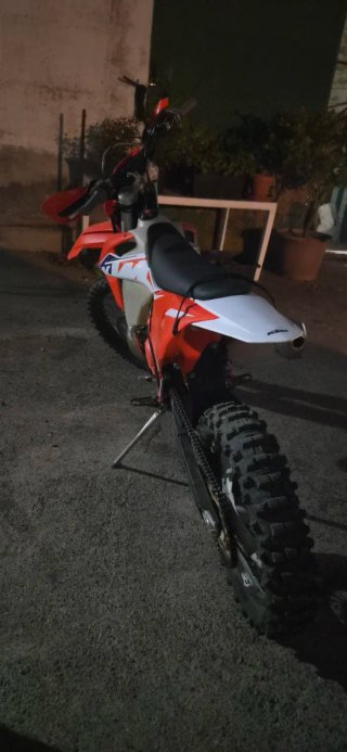 Moto Enduro Naranja y Blanca