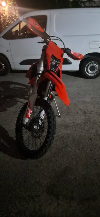 Moto Enduro Naranja y Blanca