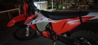 Moto Enduro Naranja y Blanca