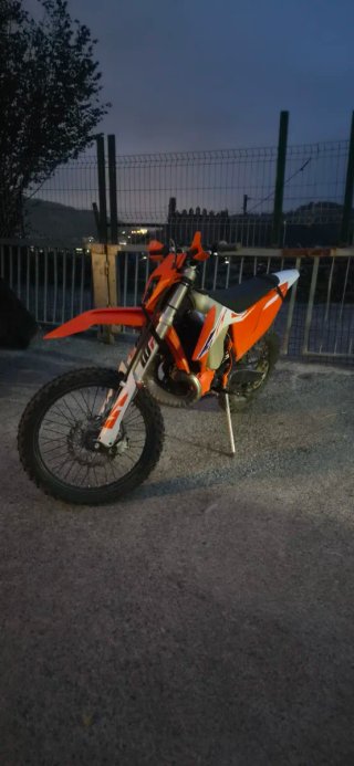 Moto Enduro Naranja y Blanca