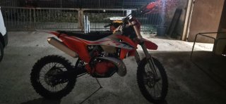 Moto Enduro Naranja y Blanca