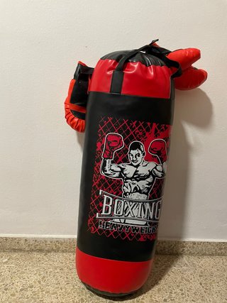 Saco de boxeo y guantes