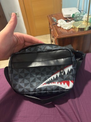Riñonera con diseño de tiburón