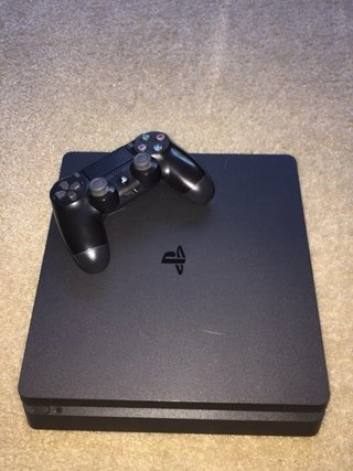 Consola PS4 Slim Negra + Mando