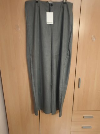Pantalón Bershka gris raya planchada