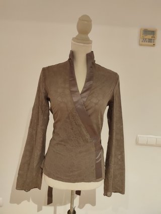 Blusa cruzada marrón talla M