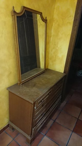 Cómoda antigua con espejo