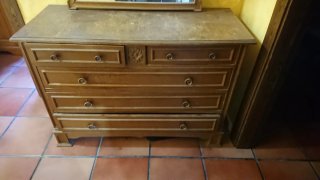 Cómoda antigua con espejo