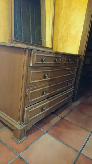 Cómoda antigua con espejo