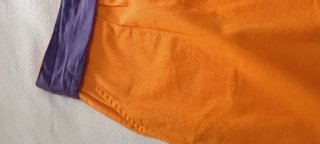 Falda corta naranja con cinturón morado