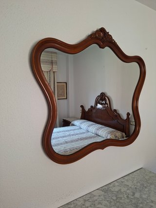 Dormitorio clásico madera maciza y mármol
