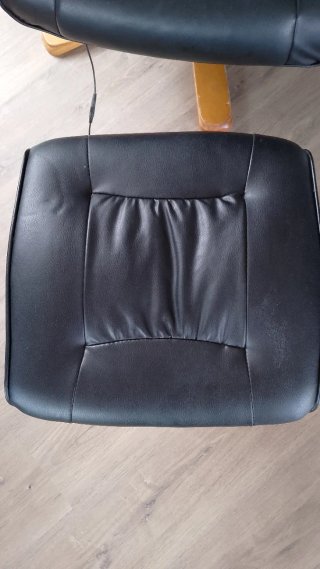 Sillón reclinable negro con reposapiés