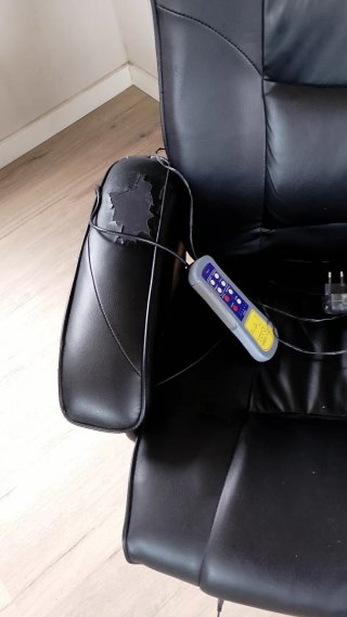 Sillón reclinable negro con reposapiés