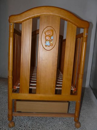 Cuna de madera con ositos