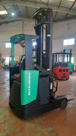 Carretilla eléctrica Retráctil 1600kg.