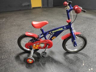 Bicicleta infantil azul con ruedines
