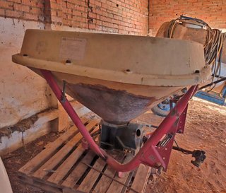 Abonadora pendular Vicon 800 Kgs.