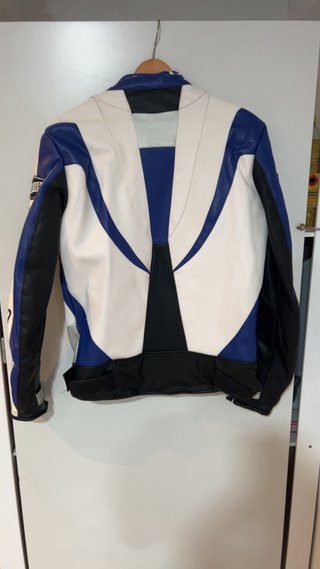 Mono de moto cuero azul y blanco y para la llovia