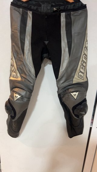 Mono de moto cuero azul y blanco y para la llovia