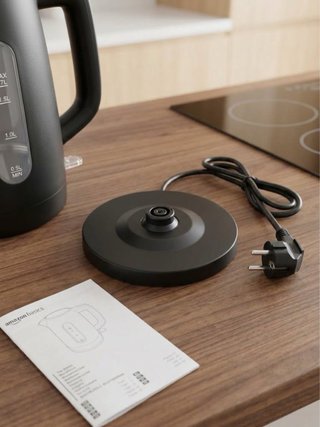 Hervidor Eléctrico Amazon Basics 1.7L Negro