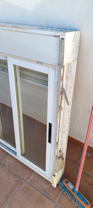 Ventana aluminio blanca con persiana
