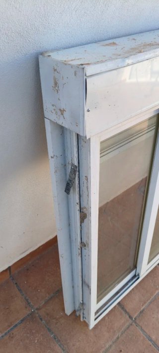Ventana aluminio blanca con persiana
