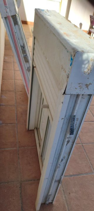 Ventana aluminio blanca con persiana