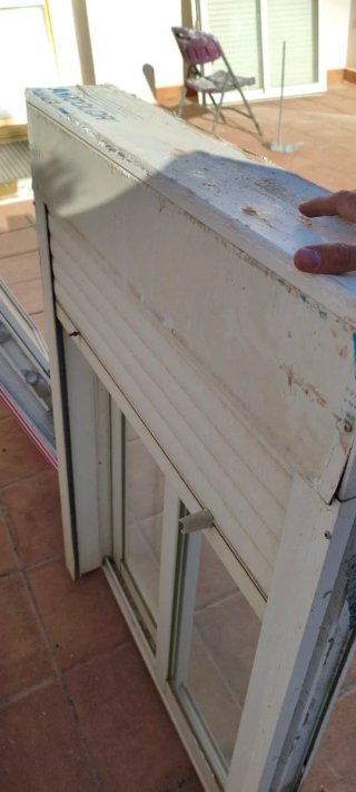 Ventana aluminio blanca con persiana