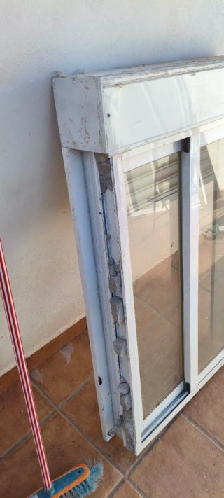 Ventana aluminio blanca con persiana