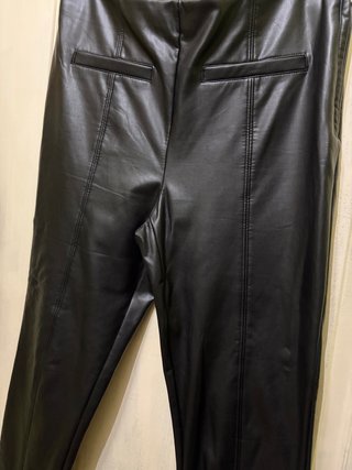 Pantalón polipiel negro talla L