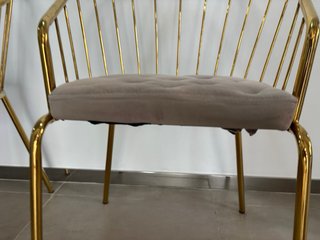 Sillas doradas estructura metálica y asiento beige