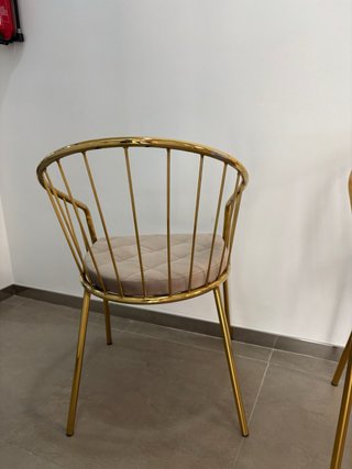 Sillas doradas estructura metálica y asiento beige