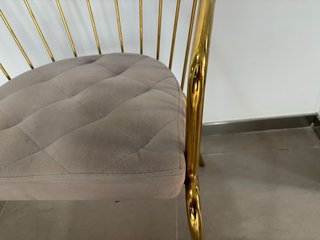 Sillas doradas estructura metálica y asiento beige