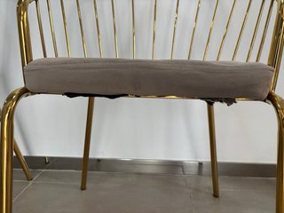 Sillas doradas estructura metálica y asiento beige